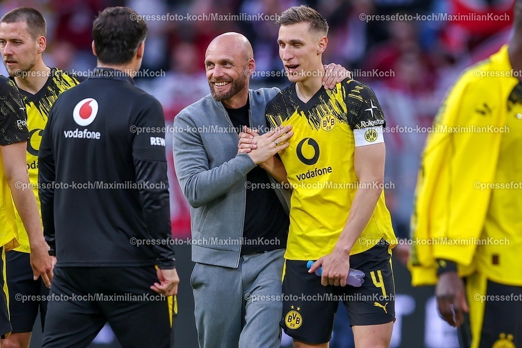 BVB26042601078 | 26.04.2026, Fußball, Borussia Dortmund - SC Freiburg, 1. Fußball Bundesliga, 31. Spieltag, Signal Iduna Park, Saison 2025 2026: Sportdirektor Ole Book (BVB #ob) lachend fröhlich glücklich zusammen mit Nico Schlotterbeck&nbsp;(BVB #04)  DFB regulations prohibit any use of photographs as image sequences and or quasi-video.