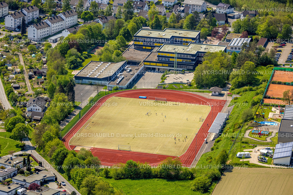 Schmallenberg240505294 | Luftbild, Schulzentrum Schmallenberg, Städtisches Gymnasium mit Fußballplatz und Leichtathletikstadion, spielende Jugendliche, Wormbach, Schmallenberg, Sauerland, Nordrhein-Westfalen, Deutschland