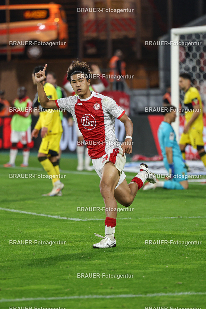 Rot-Weiss Essen - TSV Alemannia Aachen | Essen, Deutschland, 31.08.2025 Kaito Mizuta  (Rot-Weiss Essen) Jubelt nach dem Tor zum 1:3während des 3.Liga Spiels zwischen  Rot-Weiss Essen und Alemannia Aachen am 31.08.2025 im Stadion an der Hafenstraße in Essen. (Foto von Timo Bluhmki-Schmidt/Brauer Fotoagentur