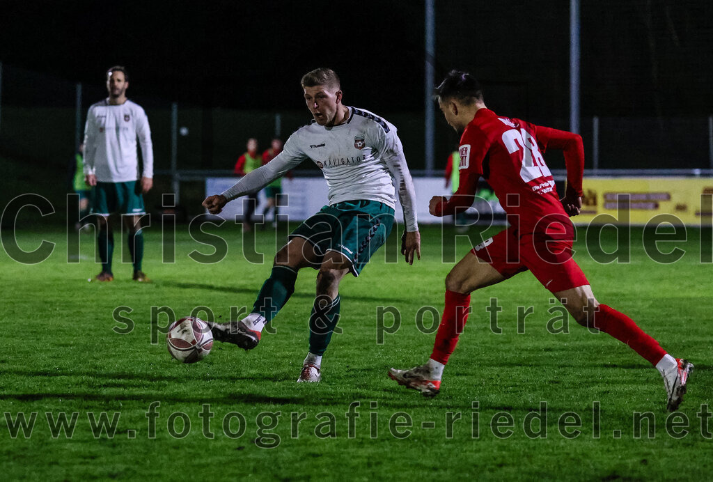 2024-03-28_055_FC_Schwaig_gegen_VfB_Forstinning | Oberding, Deutschland, 28.03.2024:
Fußball, Landesliga Südost 2023 / 2024, 27. Spieltag, FC Schwaig gegen VfB Forstinning, Endergebnis: 2:1

Nils Wölken (FC Schwaig, #8), Matija Milic (VfB Forstinning, #28)

Foto: Christian Riedel / fotografie-riedel.net