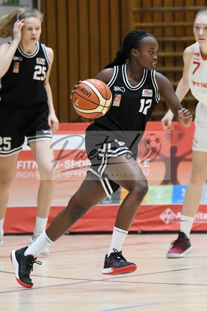 20200126_OSCTGN_0013 | Basketball, Juniorinnen: Lydia Sy (TG Neuss Junior Tigers) in Aktion, am Ball, Einzelaktion beim Spiel der WNBL zwischen OSC Junior Panthers vs. TG Neuss Junior Tigers am 26.01.2020 im Panthers Dome in Osnabrück, Deutschland.(Foto von Nico Paetzel) - Realisiert mit Pictrs.com