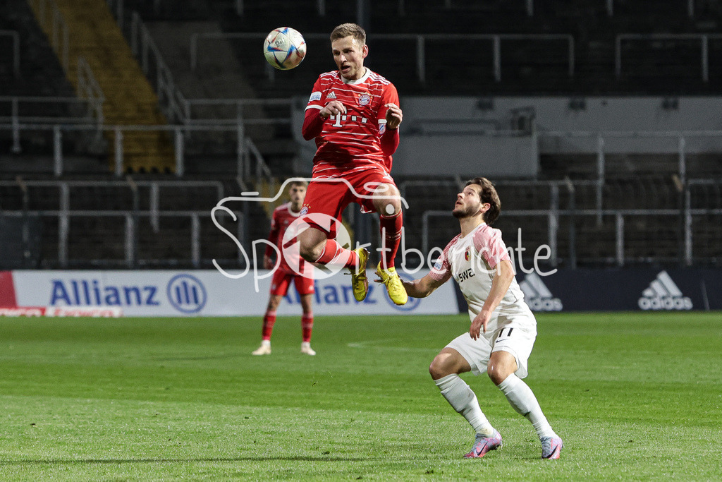 FC Bayern Amateure - FC Augsburg II | Timo KERN (FCB #10) steigt hoeher als Tobias HEILAND (FCA #11) im Kopfballduell