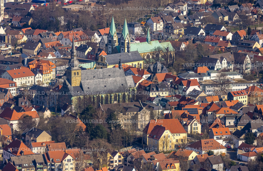 Werl220301143 | Luftbild, Altstadt mit kath. Kirche St. Walburga, Alte Wallfahrtskirche und Wallfahrtsbasilika Mariä Heimsuchung, Werl, Soester Börde, Nordrhein-Westfalen, Deutschland