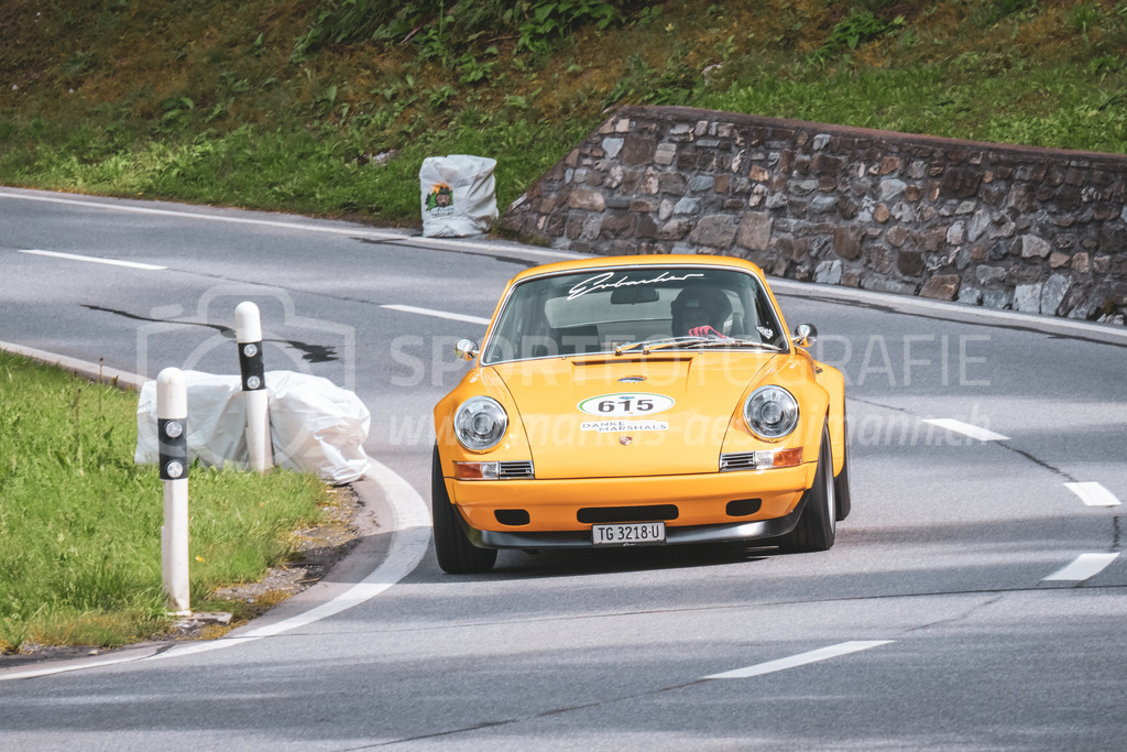 21. Arosa ClassicCar 2025 - 7. =September= 2025 | Sandra Stillhart aus Bütschwil (SUI) in einem Porsche 964 aus dem Jahre 1992 mit Startnummer 615 am Arosa ClassicCar 2025 in der Kategorie Demo..@arosaclassiccar, @arosa.official, #arosaclassiccar, #arosa, #76curves, #classiccarBild: Sportfotografie Markus Aeschimann | www.markus-aeschimann.ch - Realisiert mit Pictrs.com