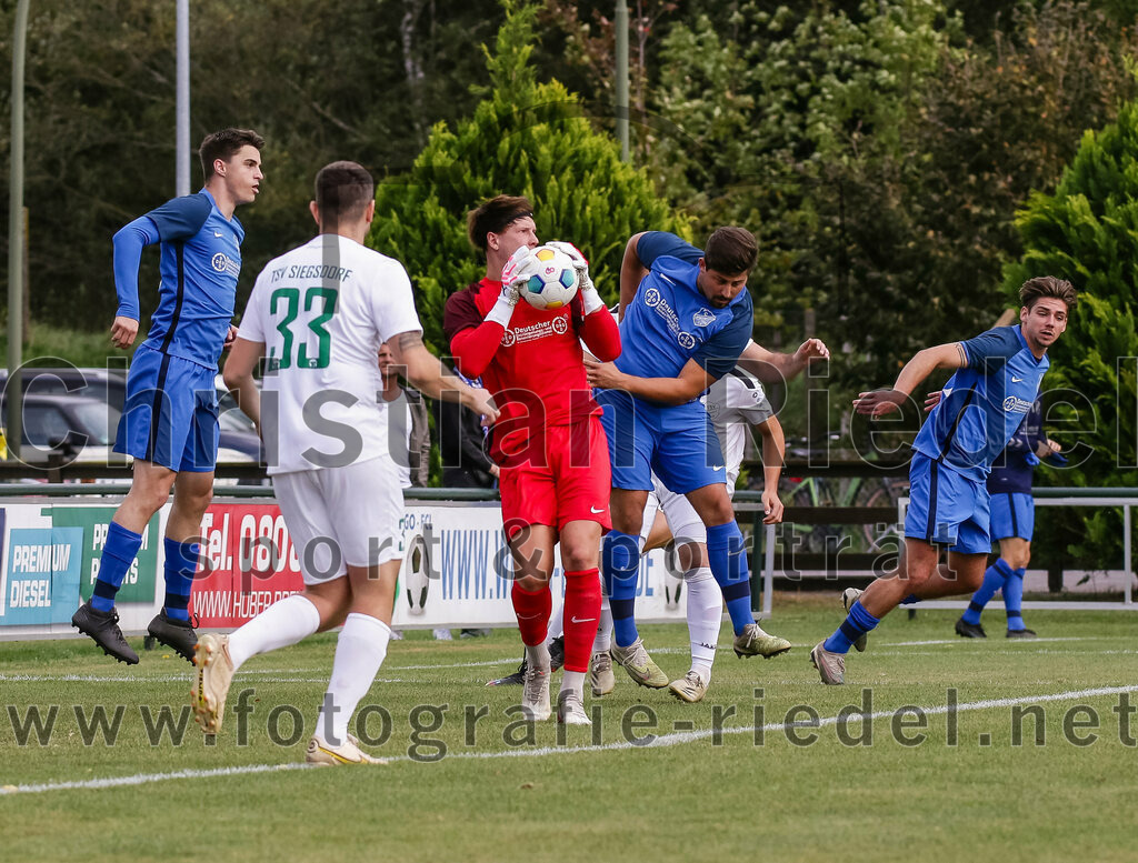 2023-10-14_029_FC_Langengeisling_gegen_TSV_Siegsdorf | Erding, Deutschland, 14.10.2023:
Fußball, Bezirksliga Oberbayern Ost 2023 / 2024, 13. Spieltag, FC Langengeisling gegen TSV Siegsdorf, Endergebnis: 3:0

Paul Bucher (FC Langengeisling, #18), Stefan Mauerkirchner (TSV Siegsdorf, #33), Torwart Michael Hierl (FC Langengeisling, #1), Florian Rupprecht (FC Langengeisling, #11)

Foto: Christian Riedel / fotografie-riedel.net