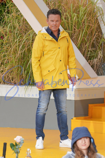 060823Ho2199 | Stefan Mross erstmals bei einem Auftritt mit Regenmantel - Immer wieder sonntags


Die 10. Staffel der beliebten Sonntags Fernseh Show war von viel Regen begleitet. Ein Musikmix sorgte fuer Unterhaltung. 

Deutschland, Rust, Europapark Wasserwelt Rulantika, 06.08.2023