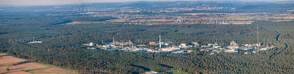 Luftbild: Panorama des KIT Nord aus Westen ehemaliges Kernforschungszentrum Karlsruhe) im Ortsteil Leopoldshafen in Eggenstein-Leopoldshafen im Bundesland Baden-Württemberg in Deutschland. Foto: IMG_59722-Bearbeitet.jpg vom 04.09.2013 durch Werner Riehm/FLY-FOTO.deAuflösung des Originals: 12746 x 3218 px