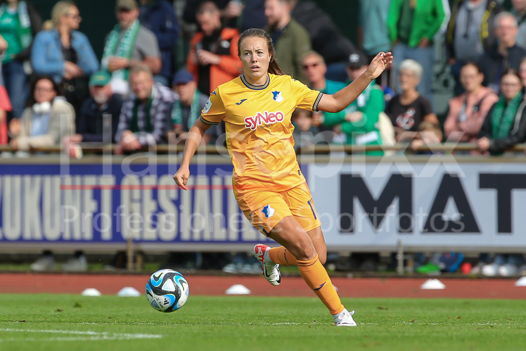 Fussball, Google Pixel Frauen-Bundesliga, SV Werder Bremen - TSG 1899 Hoffenheim | v.li.: Mara Alber (TSG 1899 Hoffenheim, 11) Freisteller, Einzelbild, Ganzkörper, Aktion, Action, Spielszene, DIE DFB-RICHTLINIEN UNTERSAGEN JEGLICHE NUTZUNG VON FOTOS ALS SEQUENZBILDER UND/ODER VIDEOÄHNLICHE FOTOSTRECKEN. DFB REGULATIONS PROHIBIT ANY USE OF PHOTOGRAPHS AS IMAGE SEQUENCES AND/OR QUASI-VIDEO.