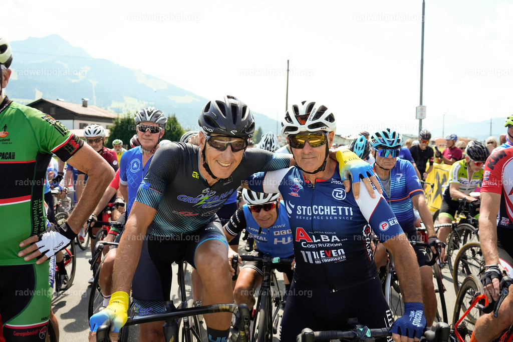 473_20230817_Bewerb_Maenner_Muehlanger | AUT - OESTERREICH, 2023-08-16: SPORT RENNRAD-FAHREN - 55. INTERNATIONALER RADWELTPOKAL IN ST. JOHANN IN TIROL  - Vintage-Radrennen mit WM-Bronze-Medaillen-Siegerin Christina Schweinberger, den Teilnehmer und Alexander Baumann (vom Orginastions-Team) - TAG 2 BEWERB MAENNER IN SECHS GRUPPEN  ; Foto: Roland Muehlanger