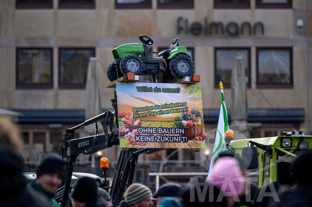 _DWA4419 | Bauerndemo gegen Agrarpolitik der Bundesregierung  auf dem Straße Obstmarkt und Hauptmarkt . Nürnberg, 08.01.2024 - Realisiert mit Pictrs.com