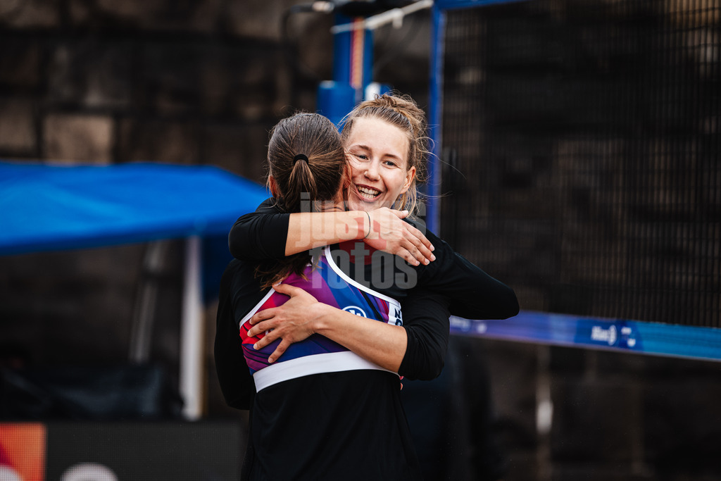 Sportart | Geschlecht | Saison 2022/2023 | Liga | Team1 vs. Team2 | TT.MM.JJJJ | Tabea Schwarz (rechts) nimmt Stefanie Klatt (links) in den Arme