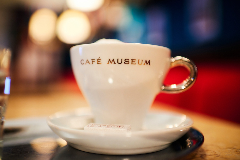 Cafe Museum | Wien, Austria - June 22, 2018: Café Museum, eine Tasse Melange auf dem Tisch stehend. - Realisiert mit Pictrs.com