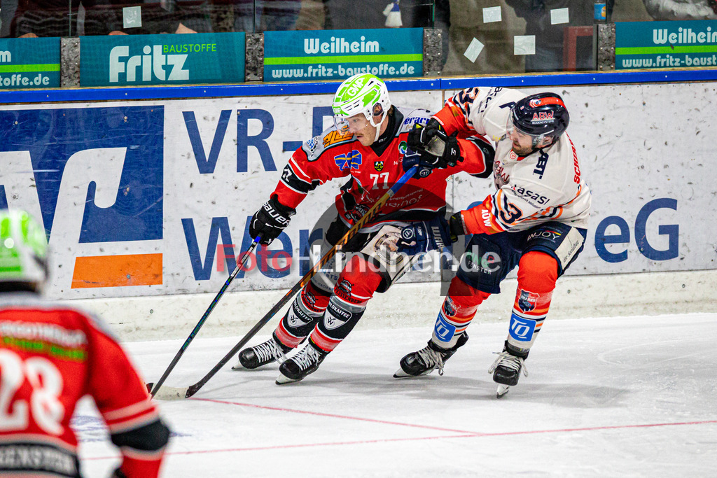 TSV Peißenberg MINERS vs ESC Kempten SHARKS | Eishockey Bayernliga Herren Vorrunde 2024/2025, TSV Peißenberg MINERS vs ESC Kempten SHARKS, 20241018,Zweikampf zwischen Bernhard SCHMID (MINERS 77) und Timo SCHIRRMACHER (SHARKS 3),2024-10-18 in Peißenberg (Eisstadion)Bernhard SCHMID (MINERS 77), Timo SCHIRRMACHER (SHARKS 3)Copyright: WolfgangxLindner foto-lindner.de