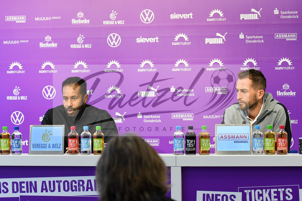 20200228_PKOSNA_0028 | Fussball, Herren: Trainer Daniel Thioune (VfL Osnabrueck) und Marc Heider (VfL Osnabrueck) schauen waehrend der Pressekonferenz des VfL Osnabrueck im Presseraum des Stadion an der Bremer Bruecke am 28.02.2020 in Osnabrueck, Deutschland. - Realisiert mit Pictrs.com