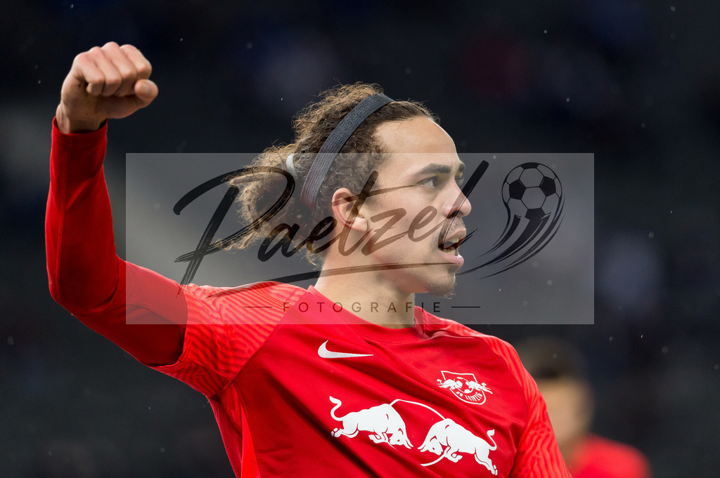 BSCRBL20220220_095 | Fussball, Herren: Yussuf Poulsen (RB Leipzig) Torjubel, jubelt nach seinem Treffer zum 1:6 bei dem Spiel der 1. Bundesliga zwischen Hertha BSC und RB Leipzig im Olypiastadion am 20.02.2022 in Berlin, Deutschland.DFB / DFL REGULATIONS PROHIBIT ANY USE OF PHOTOGRAPHS AS IMAGE SEQUENCES AND/OR QUASI-VIDEO. - Realisiert mit Pictrs.com