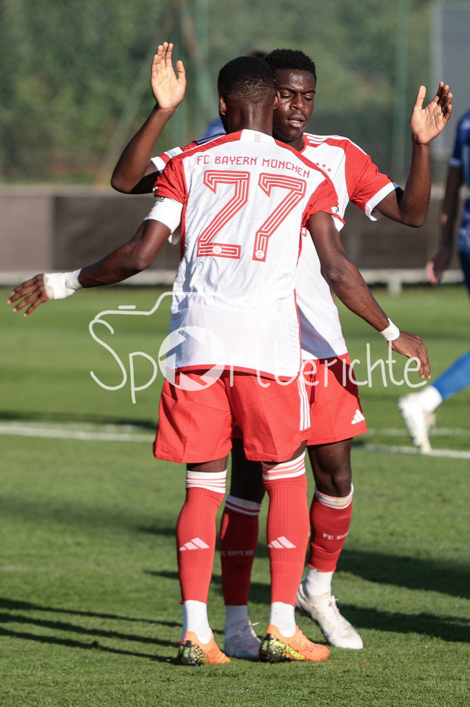 FC Pinzgau Saalfelden - FC Bayern Amateure | Jubel der Bayern Amateure nach dem Treffer zum 0-1 durch Noel ASEKO (FCB #21) / Assist durch Desire SEGBE (FCB #27)