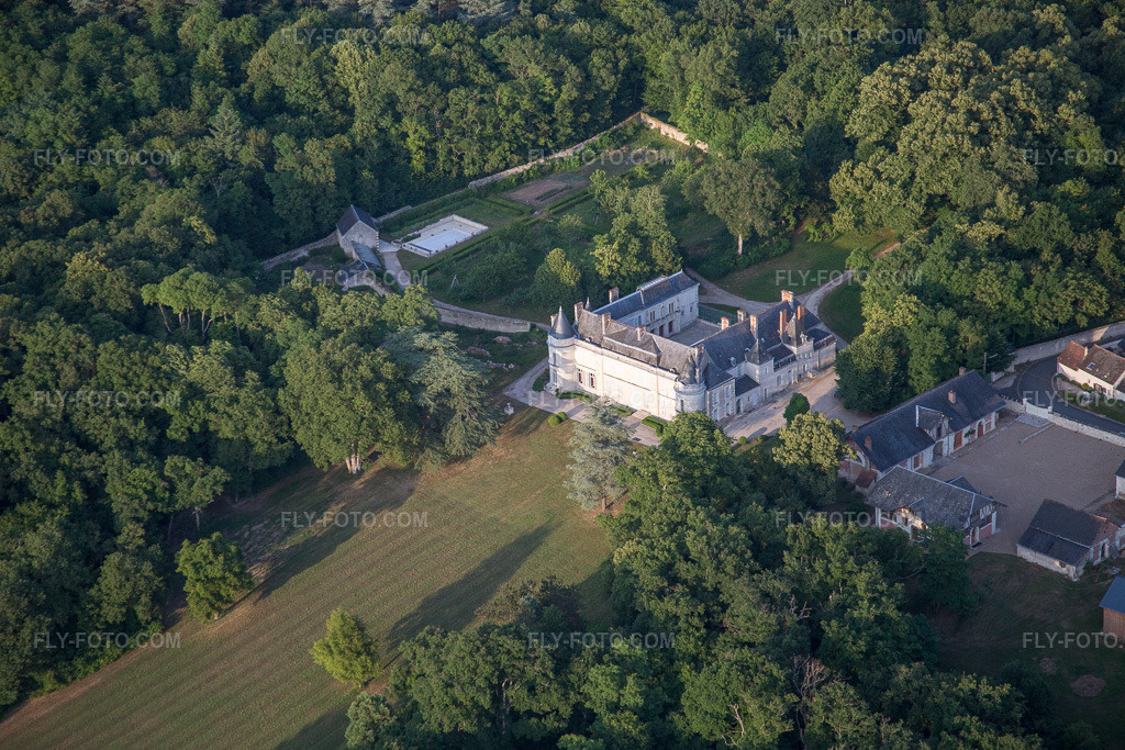 Aerial view: Chartau de Plessis Castle in Chailles in the state Loir et Cher, France.Photo: IMG_082486.jpg taken on 06/20/2015 by Werner Riehm/FLY-FOTO.comResolution of the original: 5404 x 3603 px