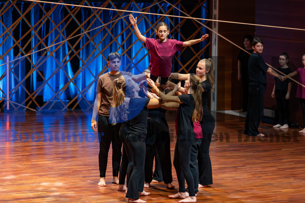 SES_ZWIBOC20250204-41 | bond - Realisiert mit Pictrs.com