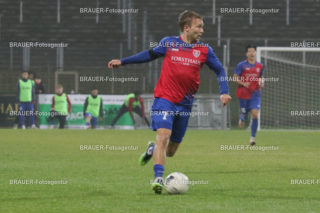 15.11.2025 KFC Uerdingen - SPVG Schonnebeck | Krefeld, Deutschland, 15.11.2025: Alexander Lipinski (KFC Uerdingen) in Aktion während des Oberliga Niederrhein Spiels zwischen KFC Uerdingen  - Spvg Essen Schonnebeck am 15.11. 2025 im Krefelder Grotenburg - Stadion in Krefeld, Deutschland. (Foto Ralph Görtz / Brauer-Fotoagentur)
