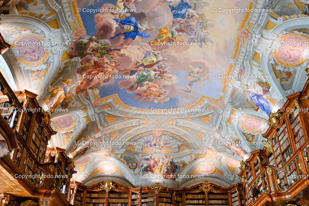 Stift St. Florian_ 08.08.023-27 | 08.08.2023, St. Florian, AUT, Augustiner Chorherrenstift St. Florian, im Bild Stiftsbibliothek St. Florian


Die Riesenbibel von St. Florian ist eine illustrierte mittelalterliche Handschrift aus dem 12. Jahrhundert. Sie misst 66 × 48 cm und umfasst 357 Pergamentblätter mit Bibeltext in lateinischer Sprache und prachtvollen Malereien. Damit zählt sie zu den bedeutenden Kunstwerken der Buchkunst der Romanik. Quelle: Wikipedia