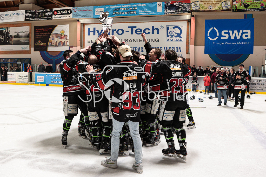 EHC Königsbrunn - TEV Miesbach | Grenzenloer Jubel beim EHC Koenigsbrunn nach dem Gewinn der Bayerliga Meisterschaft im Spiel 3 der Playoffserie gegen den TEV Miesbach / Jubel / Freude / Siegerfoto
