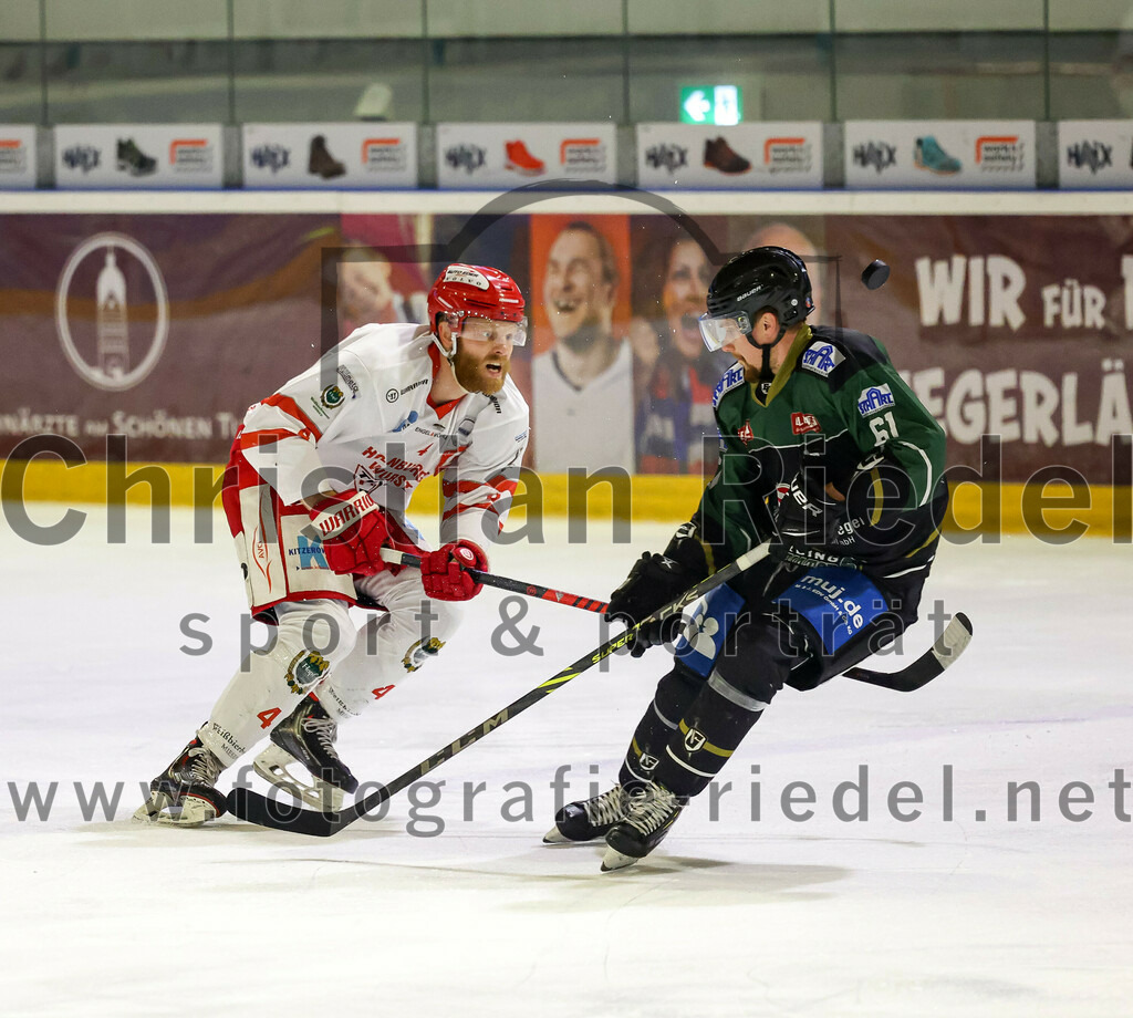 2023-03-19_055_TSV_Erding_gegen_TEV_Miesbach | Erding, Deutschland, 19.03.2023:
Eishockey, Bayernliga Playoffs 2022 / 2023, Halbfinale, TSV Erding gegen TEV Miesbach, Endergebnis: 

Johannes Bacher (TEV Miesbach, #4), Roni Rukajärvi (Erding Gladiators, #61)

Foto: Christian Riedel / fotografie-riedel.net