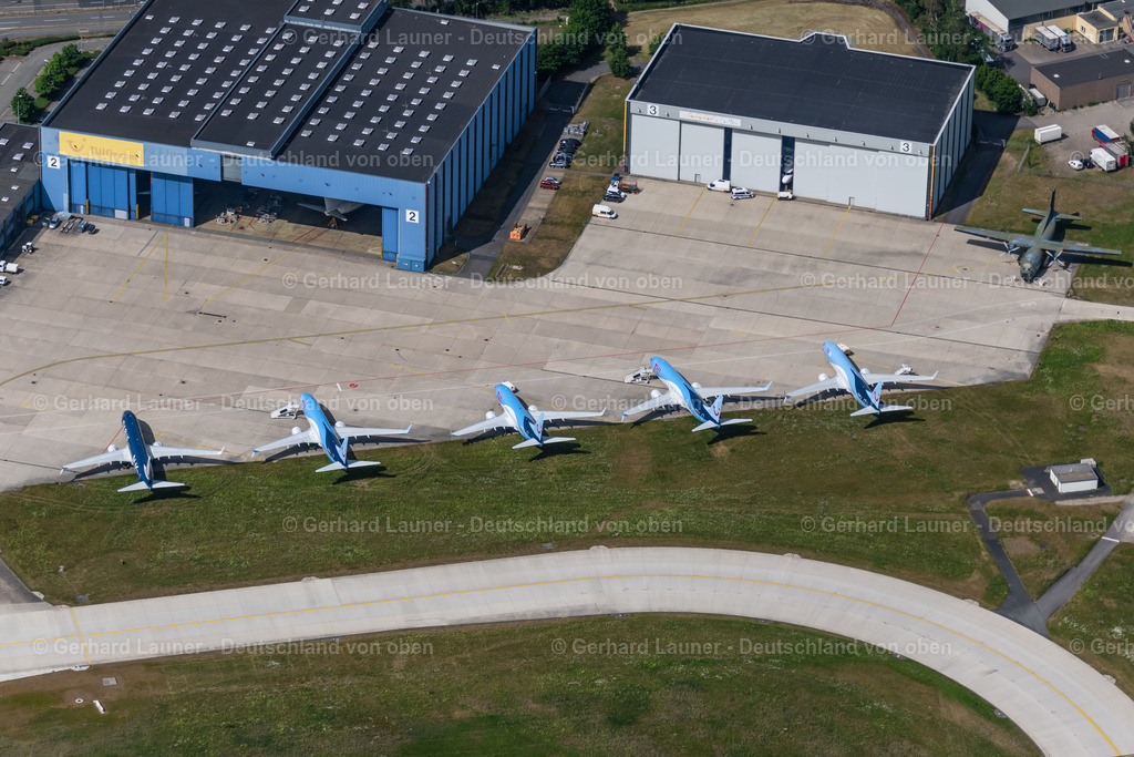 4030855 | LANGENHAGEN 02.06.2020 Passagierflugzeug der Fluggesellschaft TUI des Typs Boeing 737 auf der Parkposition - Abstellfläche auf dem Flughafen in Langenhagen im Bundesland Niedersachsen, Deutschland. Weiterführende Informationen bei: Flughafen Hannover-Langenhagen GmbH,  TUI Deutschland GmbH. // Passenger airplane of the Fluggesellschaft TUI of Typs Boeing 737 in parking position - parking area at the airport in Langenhagen in the state Lower Saxony, Germany. Further information at: Flughafen Hannover-Langenhagen GmbH,  TUI Deutschland GmbH. Foto: Gerhard Launer