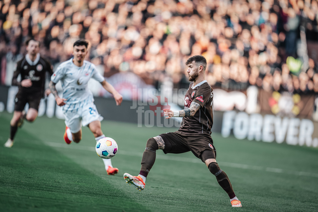 Fußball | Männer | Saison 2023/2024 | 2. Fußball-Bundesliga | 31. Spieltag | FC St. Pauli vs. FC Hansa Rostock | 26.04.2024 | Marcel Hartel (#10, FC St. Pauli) bei der Ballannahme