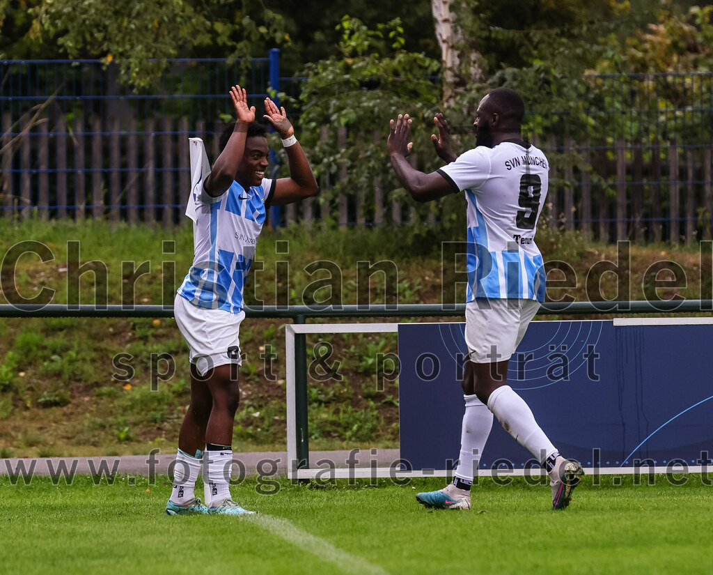 2023-08-05_135_FC_Langengeisling_gegen_SVN_Muenchen | Erding, Deutschland, 05.08.2023:
Fußball, Bezirksliga Oberbayern Ost 2023 / 2024, 2. Spieltag, FC Langengeisling gegen SVN München, Endergebnis: 1:3

Jubel nach dem 0:2 durch Dylan Tougan (SVN München, #8)
Dylan Tougan (SVN München, #8), Rachid Teouri (SVN München, #9)

Foto: Christian Riedel / fotografie-riedel.net