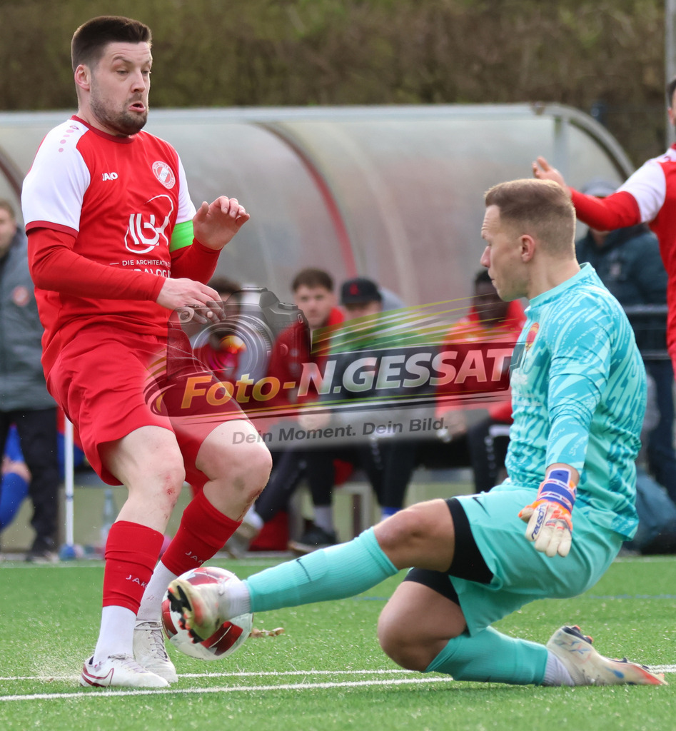 FC RW Kirchlengern - Post TSV Detmold | Auf dem Bild zu sehen: Rot FC RW Kirchlengern: Dennis Quirin ; Weiß Post TSV Detmold: Tim BukowskiFC RW Kirchlengern, Post TSV Detmold, Saison 25/26, Landesliga, Deutschland - Realisiert mit Pictrs.com