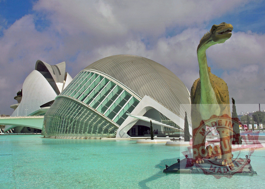 Dinosaur statue standing in the water in front of City of Arts and Sciences in Valencia | Gigantic dinosaur statue standing in the artificial lake in front of the City of Arts and Sciences in Valencia, Spain - Realisiert mit Pictrs.com