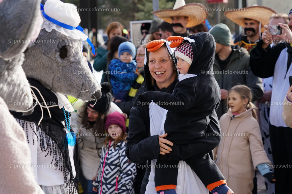 news-2023-Feb11-Fasching-Weissenbach-DSC01928 | Info aus dem Bezirk Reutte/Ausserfern Tirol sowie eine umfangreiche Bilddatenbank über die gesamte Region: Lechtal, Talkessel Reutte, Tannheimertal, Zwischentoren. Lech, Plansee, Zugspitze, Grenztunnel, B179, Fernpassstraße, Verkehr, Lawinen, Tradition, - Realisiert mit Pictrs.com