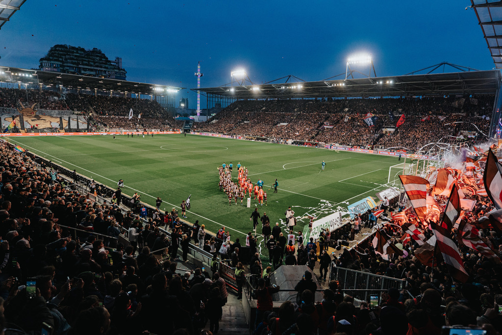 HEV07941 | Der offizielle Shop für FC St. Pauli Fotos. Wähle aus Spielszenen & Fanmomenten dein FCSP Wunschformat. Wir liefern Millerntor-Atmosphäre.
