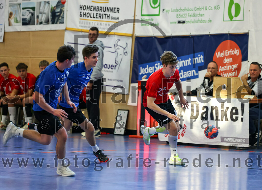 2022-12-17_081_SV_Anzing_gegen_TSV_Simbach | Anzing, Deutschland, 17.12.2022:
Handball, Bayernliga männliche A-Jugend 2022 / 2023, 9. Spieltag, SV Anzing gegen TSV Simbach, Endergebnis: 39:30

Tobias Plaza (TSV Simbach, #94), Philipp Staniek (TSV Simbach, #32), Leon Korpar (SV Anzing, #25)

Foto: Christian Riedel / fotografie-riedel.net