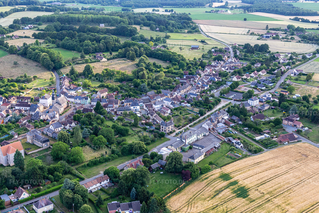 Luftbild: Ortsansicht in Coudrecieux im Bundesland Sarthe in Frankreich. Foto: IMG_132423.jpg vom 14.06.2022 durch Werner Riehm/FLY-FOTO.de