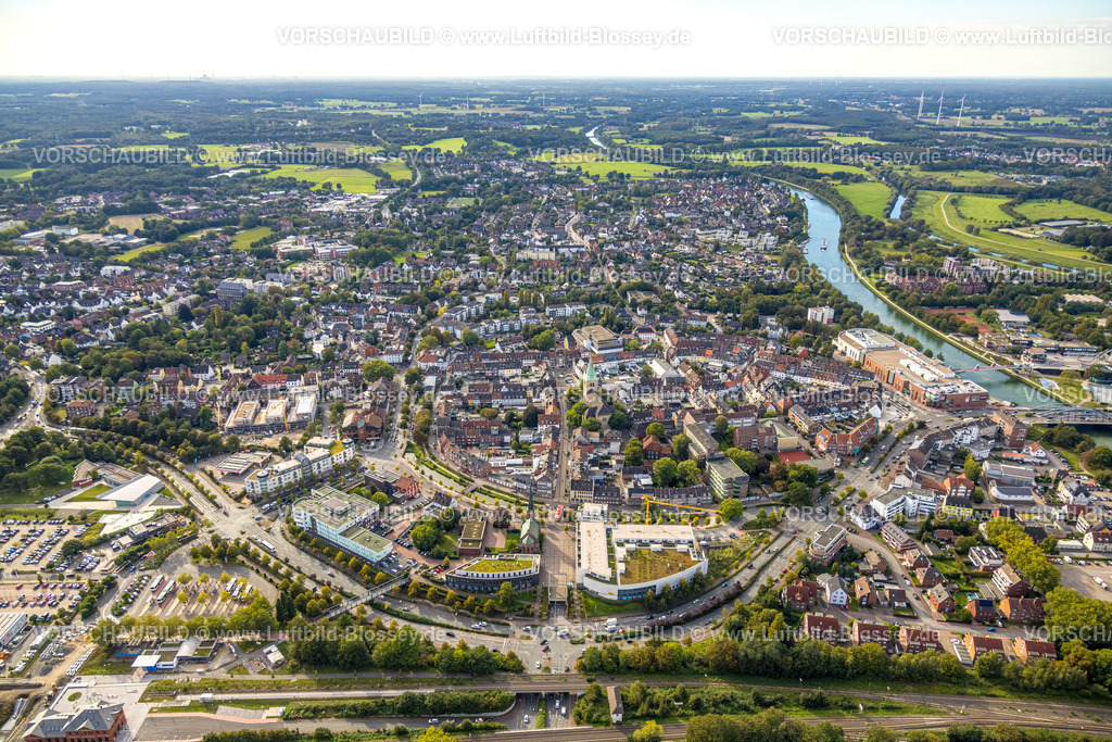 Dorsten230906204 | Luftbild, Stadtmitte mit Mercaden Dorsten Einkaufszentrum und kath. Kirche St. Agatha, evang. Johanneskirche und Platz der Deutschen Einheit,  Polizeiwache Dorsten, Dorsten, Ruhrgebiet, Nordrhein-Westfalen, Deutschland