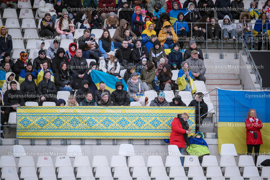 RWE23032401023 | 23.03.2024, Essen, Fußball, Stadion an der Hafenstraße, Testspiel Rot-Weiss Essen – NK Veres Rivne: Zuschauer Besucher aus der Ukraine auf der Tribüne
