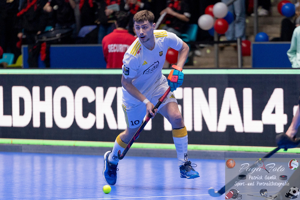 Volvo E.R.B. Final 4 Halbfinale Männer: Harvestehuder HTC - Gladbacher HTC, 25.01.2025 | Alec von Schwerin (Harvestehuder THC #10) am Ball, Harvestehuder HTC - Gladbacher HTC, Frankfurt, Süwag Arena, 25.1.2025 - Realisiert mit Pictrs.com