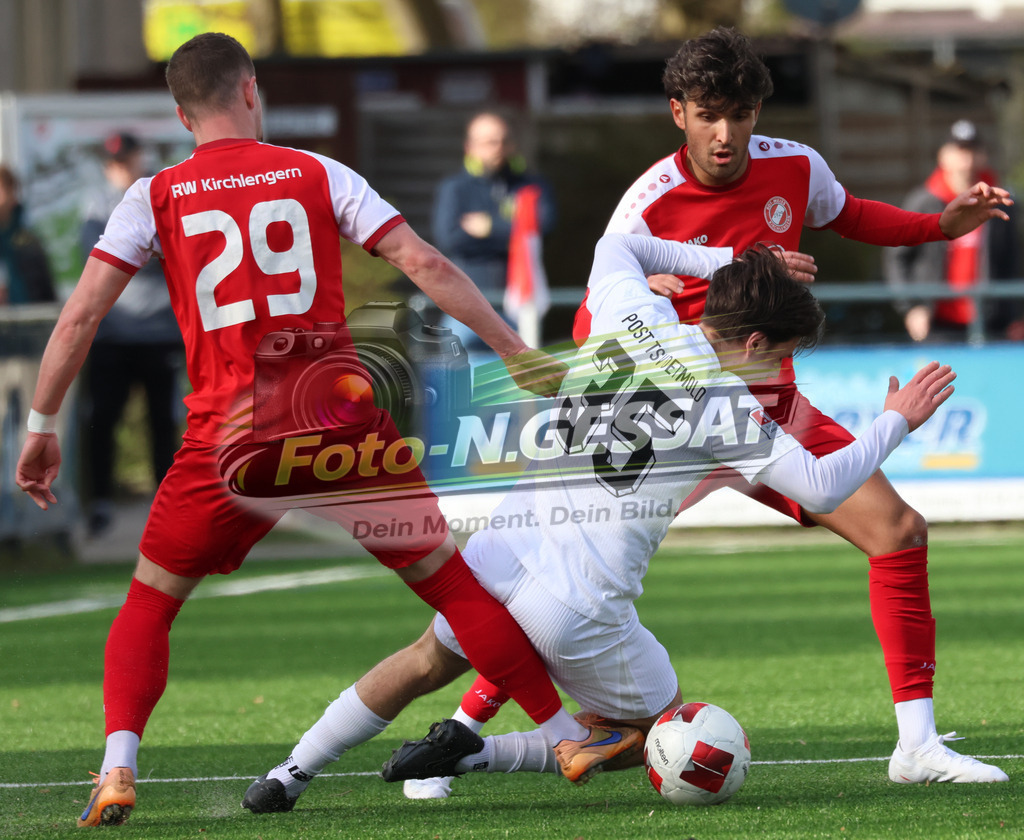 FC RW Kirchlengern - Post TSV Detmold | Auf dem Bild zu sehen: Rot FC RW Kirchlengern v.l.: Artem Panasenkov, Altan Dincdemir ; Weiß Post TSV Detmold: Marios Aliprasitis FC RW Kirchlengern, Post TSV Detmold, Saison 25/26, Landesliga, Deutschland - Realisiert mit Pictrs.com
