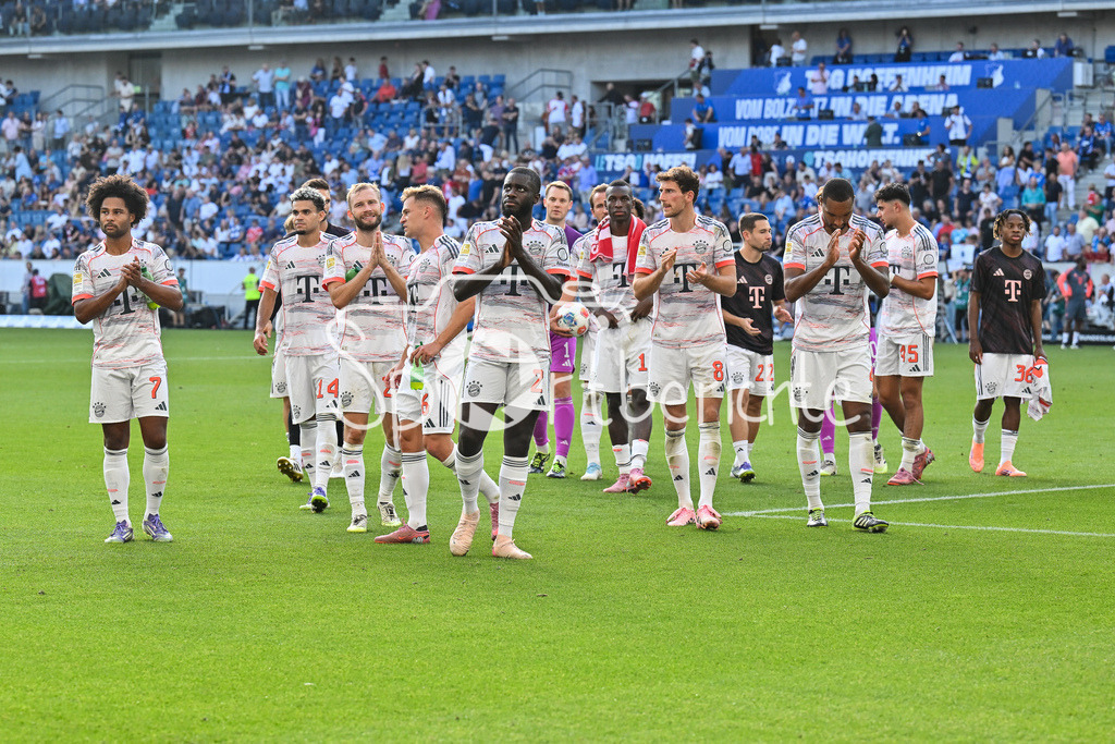TSG 1899 Hoffenheim - FC Bayern München | Die Spieler der Bayern feiern nach dem Sieg in Hoffenheim mit ihren Fans, Serge GNABRY (FC Bayern Muenchen 7), Luis DIAZ (FC Bayern München 14), Sven ULREICH (FC Bayern München 26), Konrad LAIMER (FC Bayern Muenchen 27), Joshua KIMMICH (FC Bayern Muenchen 6), Dayot UPAMECANO (FC Bayern Muenchen 2), Leon GORETZKA (FC Bayern Muenchen 8), Jonathan TAH (FC Bayern Muenchen 4), Aleksandar PAVLOVIC (FC Bayern Muenchen 45) / Bundesliga: TSG 1899 Hoffenheim - FC Bayern München; PreZero-Arena am 20.09.2025 / DFL REGULATIONS PROHIBIT ANY USE OF PHOTOGRAPHS AS IMAGE SEQUENCES AND/OR QUASI-VIDEO