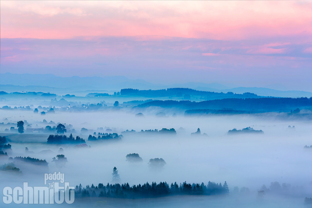 Morgennebel bei Leutkirch im Allgäu | Stimmungsvolle Morgennebel über der Landschaft bei Leutkirch im Allgäu, während die ersten Sonnenstrahlen die Nebelfelder sanft durchbrechen. Eine ruhige Aufnahme mit typisch herbstlicher Atmosphäre. - Realisiert mit Pictrs.com