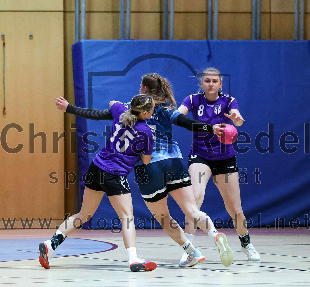 2023-01-21_025_SpVgg_Altenerding_gegen_TSV_Karlsfeld | Erding, Deutschland, 21.01.2023:
Handball, Bezirksoberliga Frauen Altbayern 2022 / 2023, 8. Spieltag, SpVgg Altenerding gegen TSV Karlsfeld, Endergebnis: 28:24

Lena Prem (SpVgg Altenerding, #15), Sophie Wolf (TSV Eintracht Karlsfeld, #7), Lena Marie Becker (SpVgg Altenerding, #8)

Foto: Christian Riedel / fotografie-riedel.net