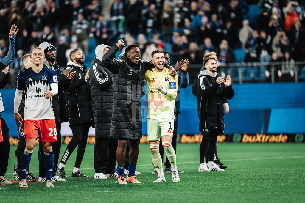 Fußball | Männer | Saison 2025/2026 | 1. Fußball-Bundesliga | 6. Spieltag | Hamburger SV vs. 1. FSV Mainz 05 | 05.10.2025 | v.l. Albert Sambi Sambi Lokonga (#6, HSV) und Daniel Heuer Fernandes (#1, HSV) feiern nach dem Sieg mit den Fans