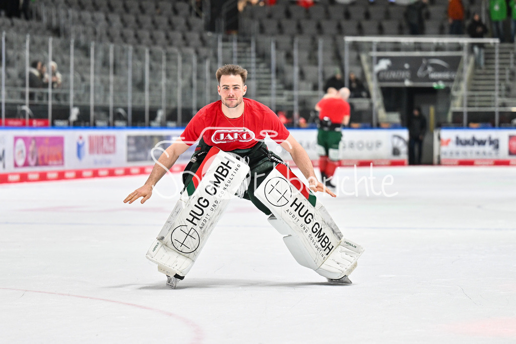 Augsburger Panther - Eisbären Berlin | AUGSBURG, GERMANY - 27. JANUARY: die Mannschaft der Panther feiert zusammen mit den Fans den 2-1 Heimsieg gegen Berlin nach dem Match zwischen den Augsburger Panthern und den Fischtown Pinguins am 43. Spieltag der Penny DEL im Curt Frenzel Stadion - Peyton JONES (Augsburger Panther 41)