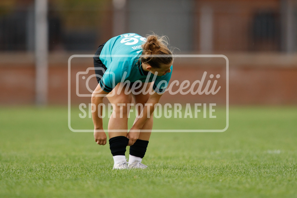 Fußball I Frauen I Westfalenpokal 26-27 I DJK GW Amelsbüren - SSV Rhade  I 18807 | Frauke Kaplon (26, SSV Rhade) richtet ihren Stutzen - Realisiert mit Pictrs.com