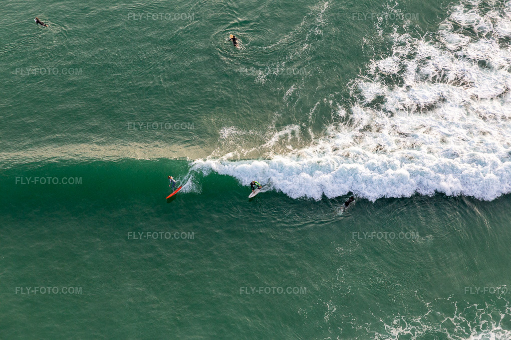 Aerial view: Wave surfers in front of the Plage de Tronoën in Saint-Jean-Trolimon in the state Finistere, France.Photo: IMG_132561.jpg taken on 06/17/2022 by Werner Riehm/FLY-FOTO.comResolution of the original: 5472 x 3648 px
