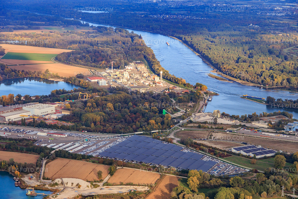 Aerial view: Car park covered with PV systems by Walon at the port Lauterbourg Rhine Terminal in Lauterbourg in the state Bas-Rhin, France. – Photo: IMG_150183.jpg taken on 10/11/2025 by Werner Riehm/FLY-FOTO.com – Resolution of the original: 6000 x 4000 px – Solutions logistiques pour l'industrie: – Paris Terminal - La solution multimodale de référence