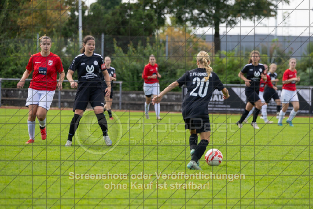 20250928_144326_0633 | #,1.FC Donzdorf (schwarz) vs. TV Derendingen (rot), Fussball, Frauen-Verbandsliga Württemberg, 03. Spieltag, Saison 2025/2026, Rasenplatz Lautertal Stadion, Süßener Straße 16, 73072 Donzdorf, 28.09.2025 - 13:00 Uhr,Foto: PhotoPeet-Sportfotografie/Peter Harich