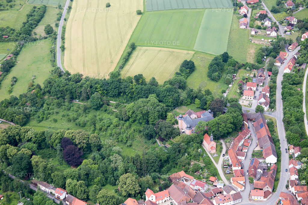 Luftbild: Schloss Waltershausen im Ortsteil Waltershausen in Saal im Bundesland Bayern in Deutschland. Foto: IMG_089883.jpg vom 11.06.2016 durch Werner Riehm/FLY-FOTO.de