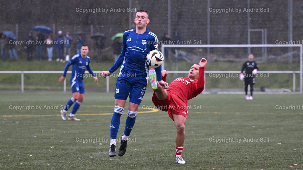 TuS Rotenhof vs SpVg. Eidertal Molfsee | Felix Ploog (Rotenhof #8) / Luca Aouci (Molfsee #19) // Fußball-Oberliga Männer 2024/2025 / TuS Rotenhof vs SpVg. Eidertal Molfsee / Kunstrasenplatz TuS Rotenhof / Rendsburg, Fockbeker Chaussee 241 / 07.12.24@tusrotenhof_liga @spvg_eidertalmolfseeliga#sport #fussball #fußball #sportfoto #sportler #aktion #action #oberliga #schleswig_holstein #männer #rotenhof #eidertal #molfsee #kunstrasen #flutlicht - Realisiert mit Pictrs.com